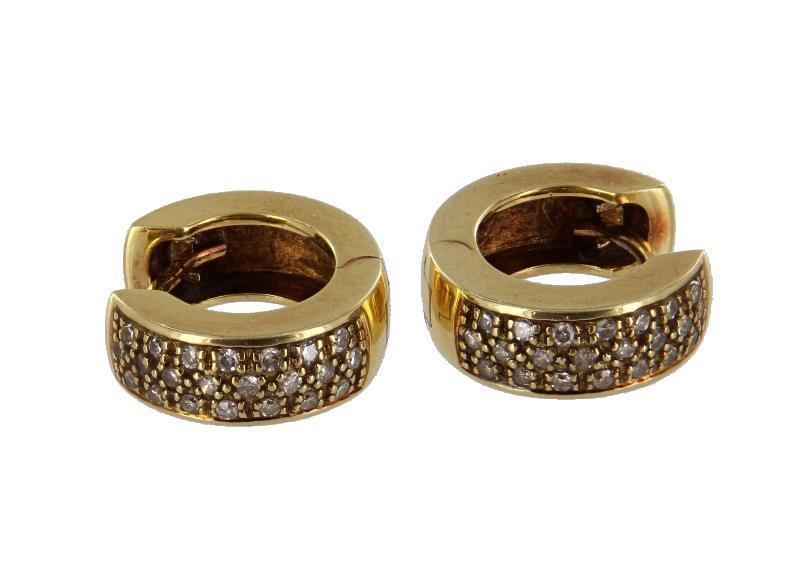 Geelgouden oorstekers bezet met 24 briljant geslepen diamanten, 14 karaat