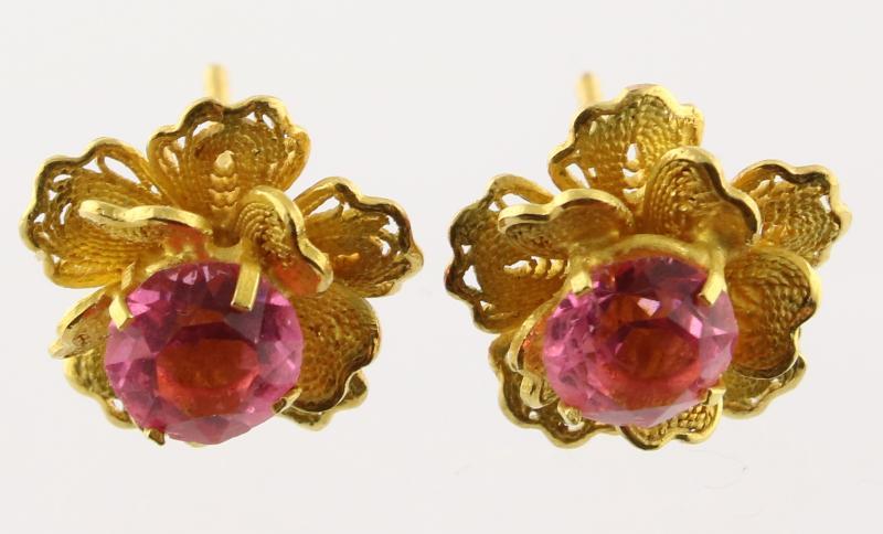 Geelgouden oorstekers bezet met roze siersteen, 18 karaat