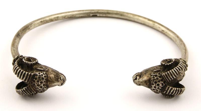Zilveren vintage bangle armband met koppen van bokken