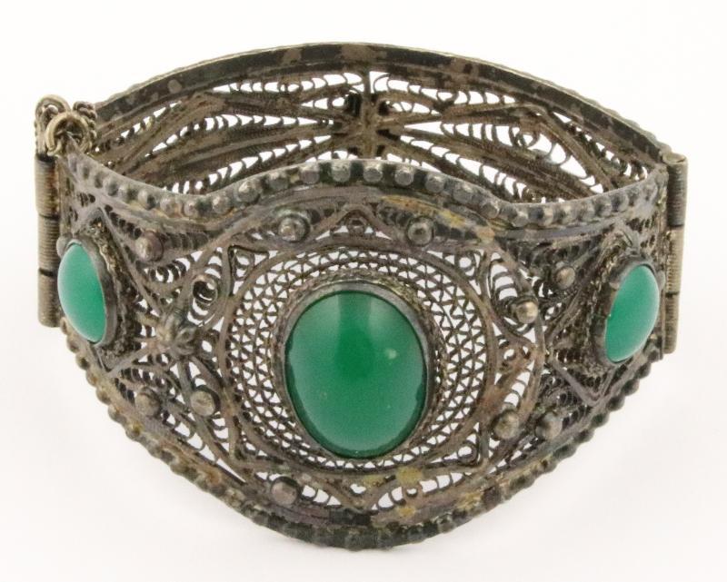 Zilveren vintage filigrain armband bezet met groene sierstenen