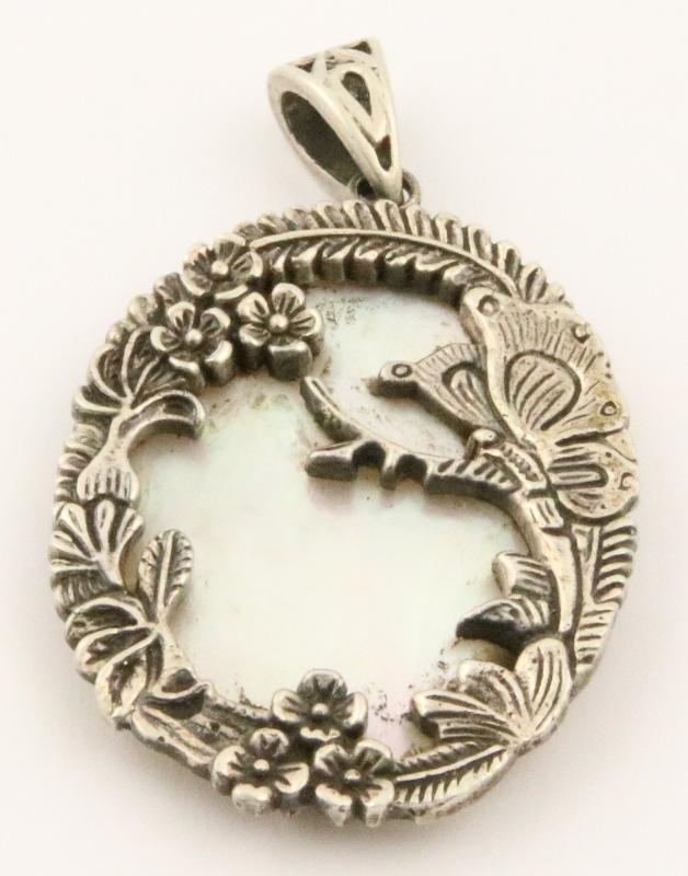 Zilveren hanger met afbeelding van vlinder en bloemen en bezet met parelmoer