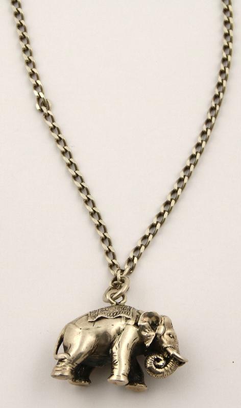 Zilveren ketting met figuratieve hanger in de vorm van een olifant