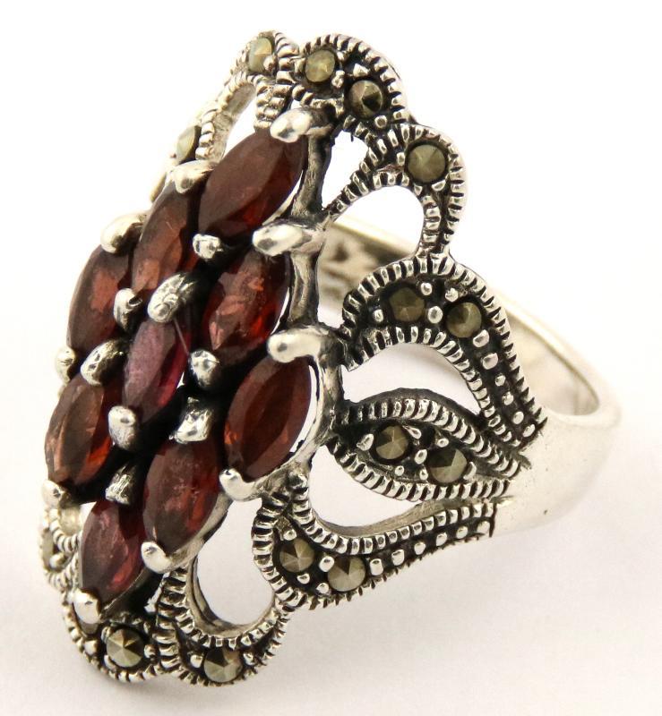 Zilveren ring bezet met glasgranaat en markasiet