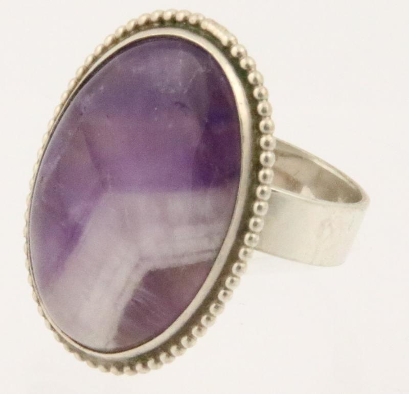 Zilveren ring bezet met een amethist
