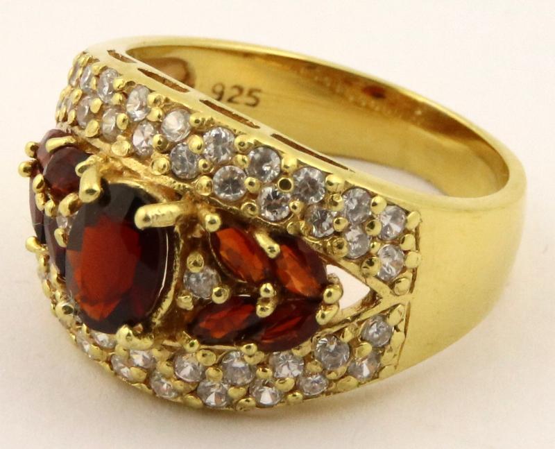 Zilveren goudkleurige ring bezet met glasgranaat en zirkonia's
