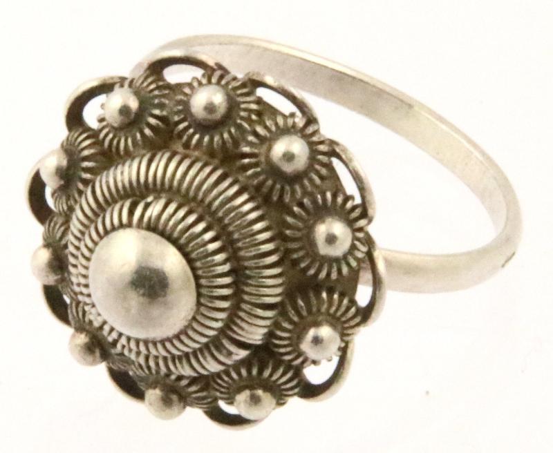 Zilveren ring bezet met 10 Zeeuwse knopen