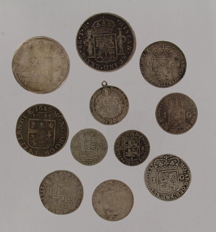 Lot. 2 x 1 gulden, 3 x 6 stuiver, 1 x muntmeesterpenning, 1 snaphaanschelling, 1 x buitenlandse munt.