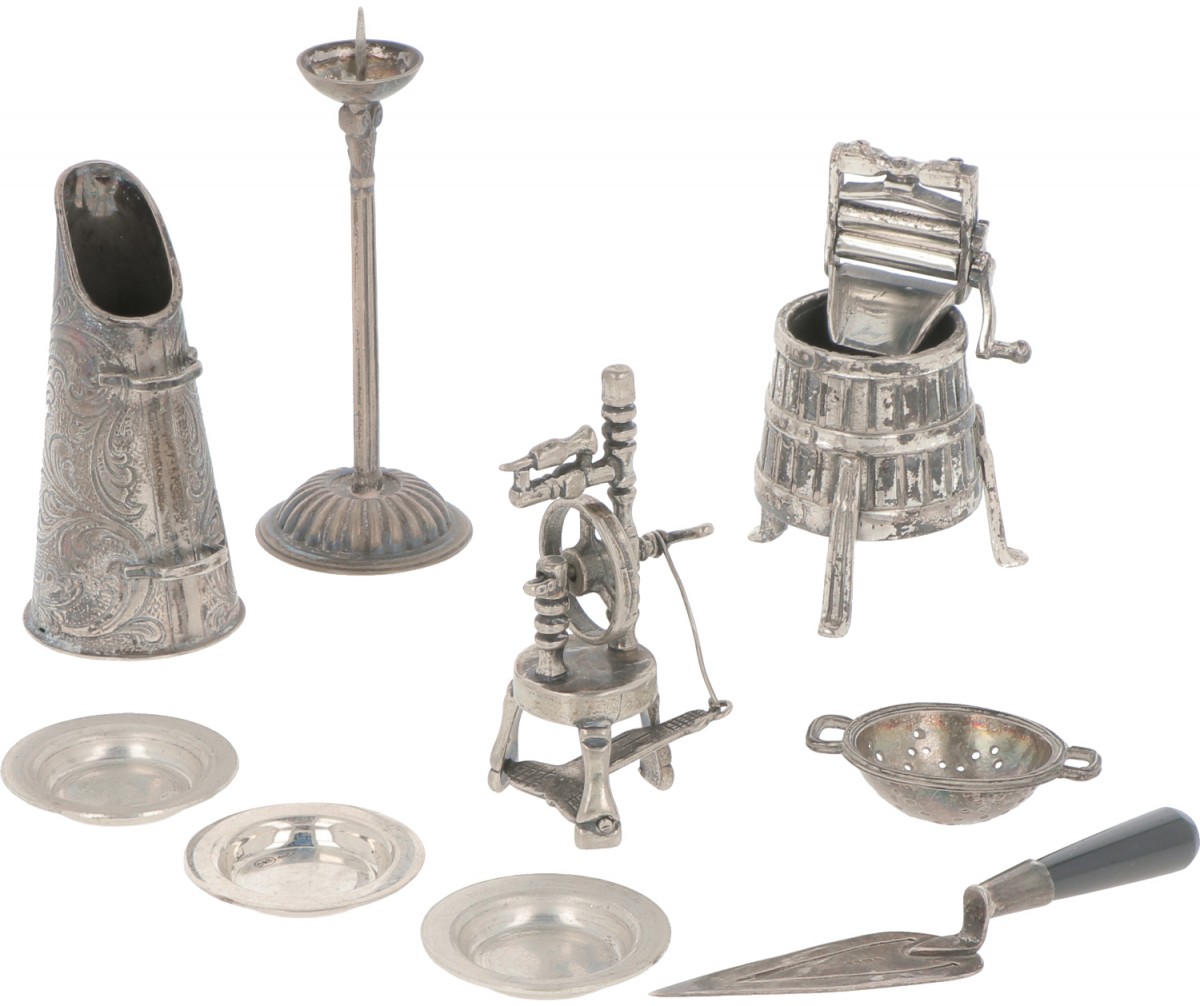 (9) Delig lot miniaturen zilver.