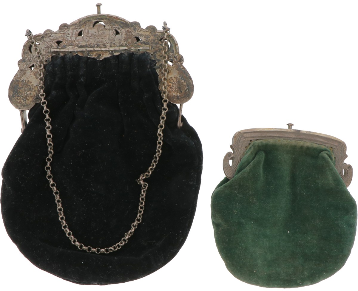 Beugeltas en beugelbeursje zilver.
