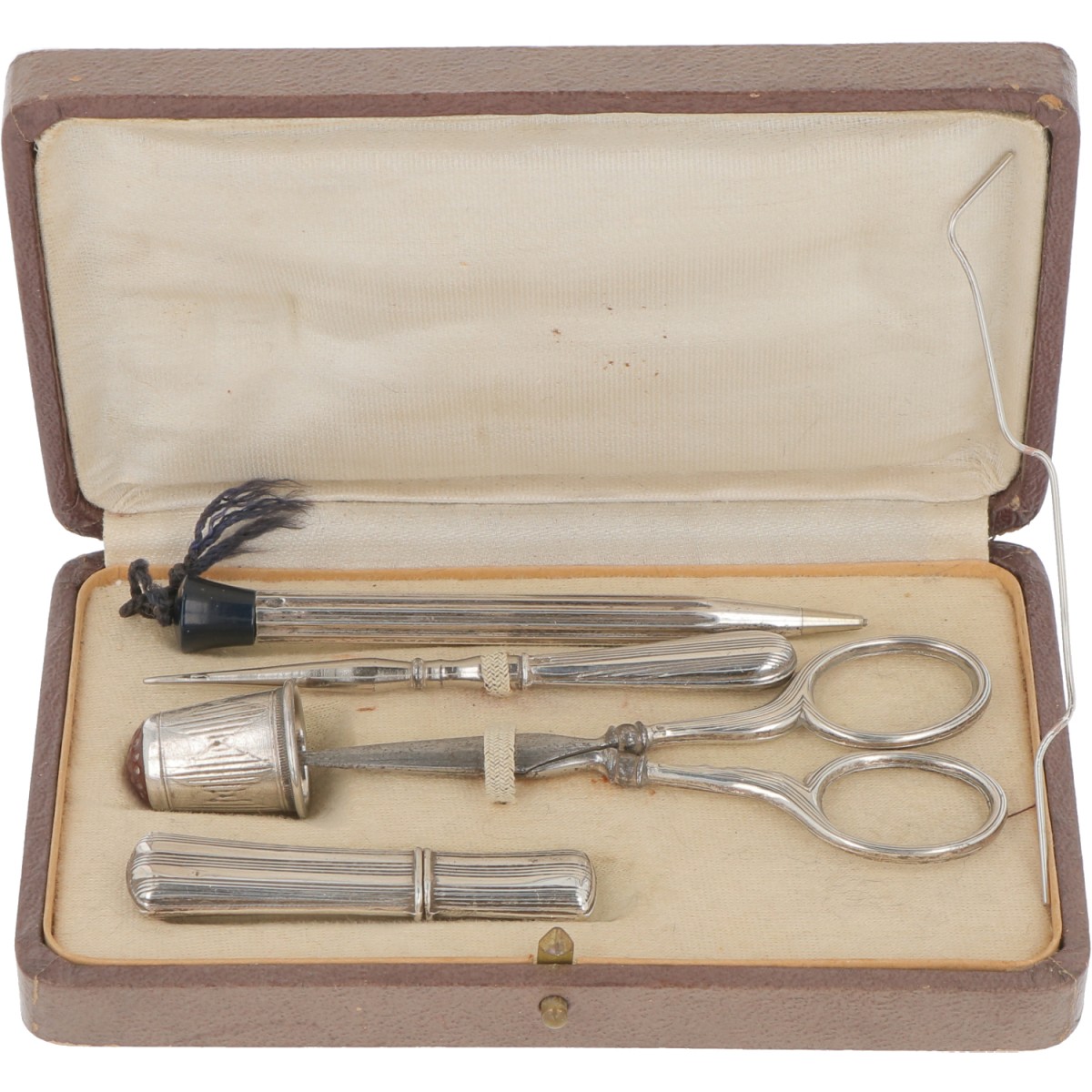 (5) Delige Naai necessaire in origineel etui zilver.