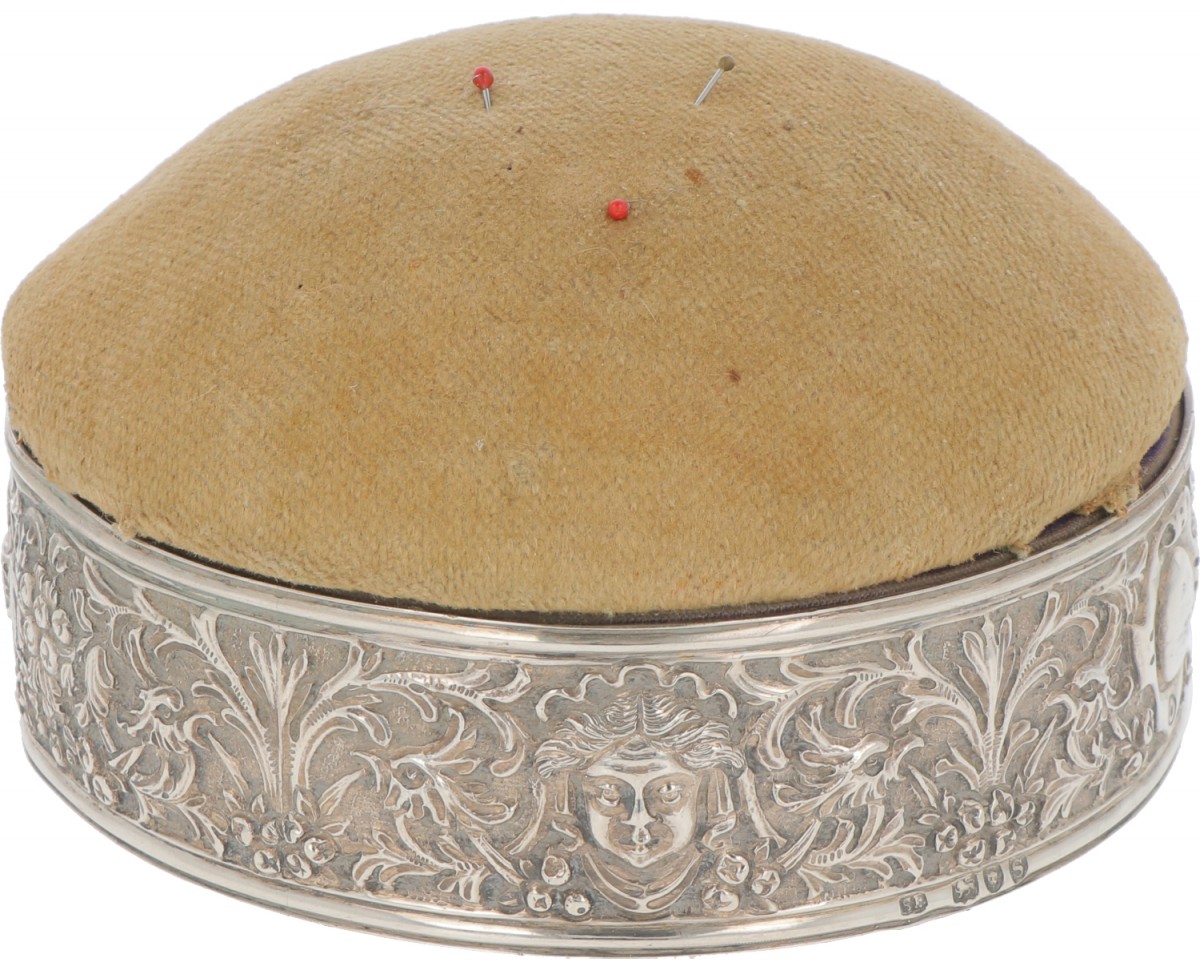 Speldenkussen zilver.