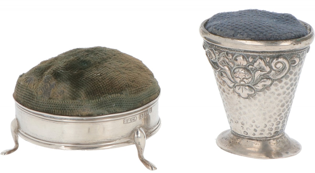 (2) Delig lot speldenkussens zilver.