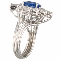 Platina entourage ring, met ca. 2.24 ct. diamant en natuurlijke saffier - Pt 850.