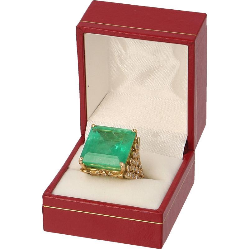 Geelgouden ring bezet met 72 diamanten en smaragd, 18 karaat.