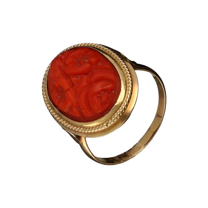 Antieke geelgouden ring bezet met camee van bloedkoraal, 14 karaat