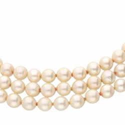 Drierijig zoetwaterparel collier met een witgouden sluiting bezet met natuurlijke saffier - 18 kt.