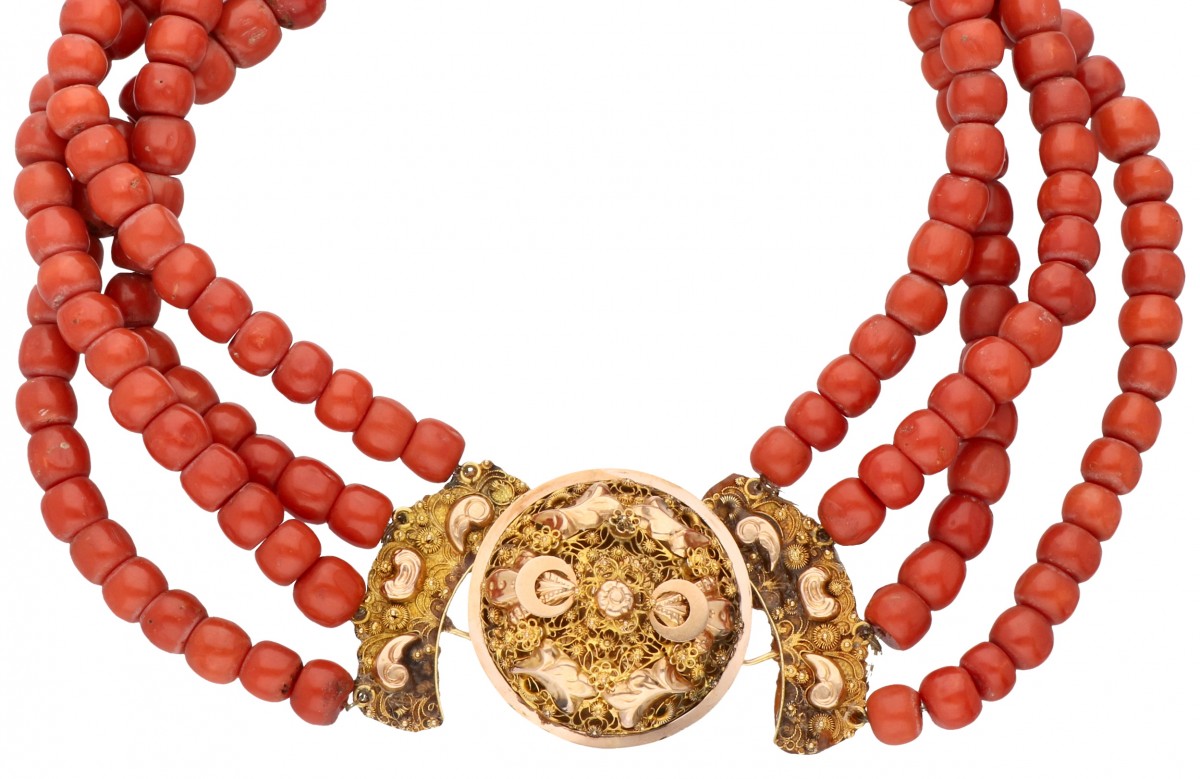 Vierrijig bloedkoralen collier met een rosegouden sluiting - 14 kt.