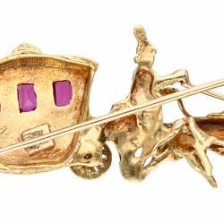 Geelgouden broche van een paardenkoets en koetsier, met ca. 0.30 ct. diamant en synthetische robijn - 18 kt.
