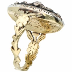 Geelgouden ovale ring, met 20 roos geslepen diamanten en Boheems glas - 14 kt.