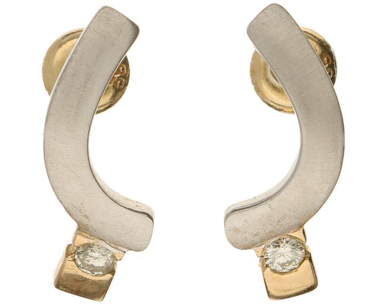 Bicolor gouden oorstekers ieder bezet met een briljant geslepen diamant, 14 karaat.