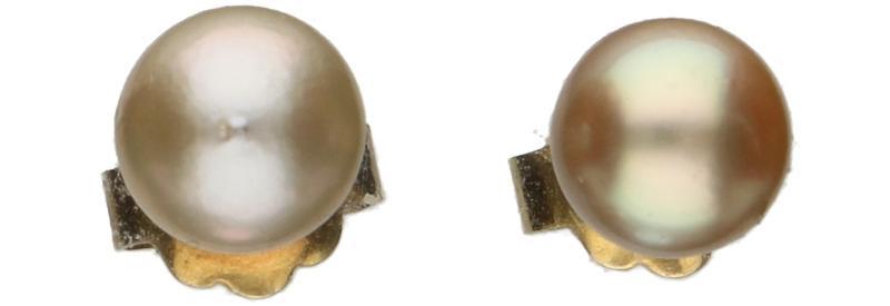 Geelgouden oorstekers ieder bezet met een cultivé parel, 14 karaat.