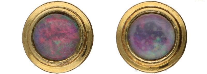 Geelgouden oorstekers ieder bezet met een triplet opaal, 14 karaat.