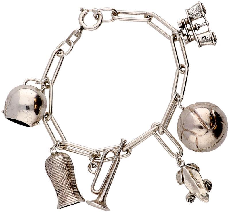Zilveren schakel armband met 6 verschillende hangers o.a. Kikker, Trompet, Voetbal etc.