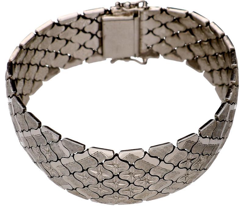 Zilveren armband slangenhuid motief bewerkt met sterren en voorzien van schuifslot