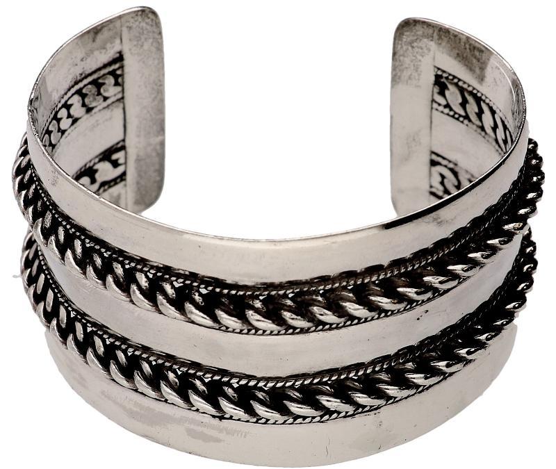 Brede zilveren bangle armband versierd met gevlochten motief