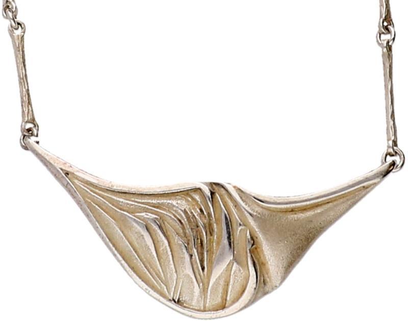 Zilveren schakelketting met bewerkte hanger