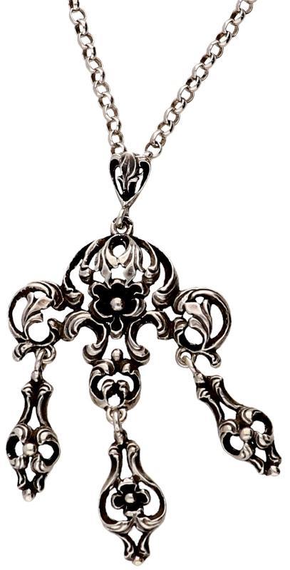 Lange zilveren ketting van fijne schakeltjes met grote bewerkte hanger