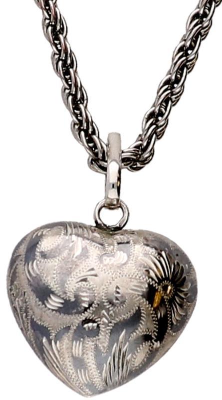 Gedraaide schakel ketting met zilveren hartvormige bewerkte hanger