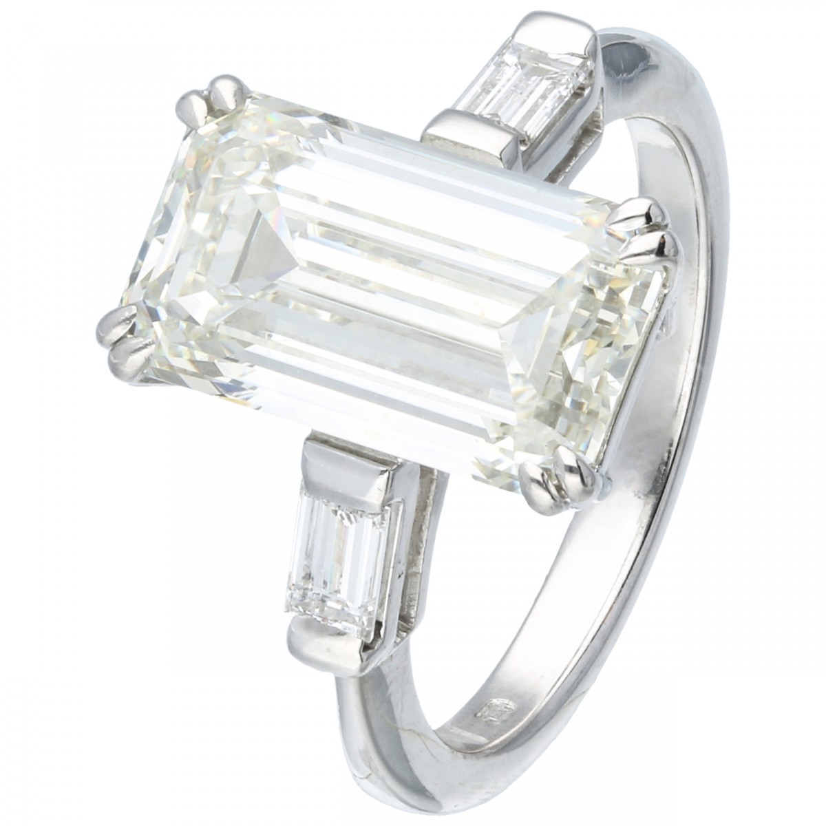 Witgouden Louis Reichman shoulder ring bezet met ca. 4.56 ct. diamant - 18 kt.