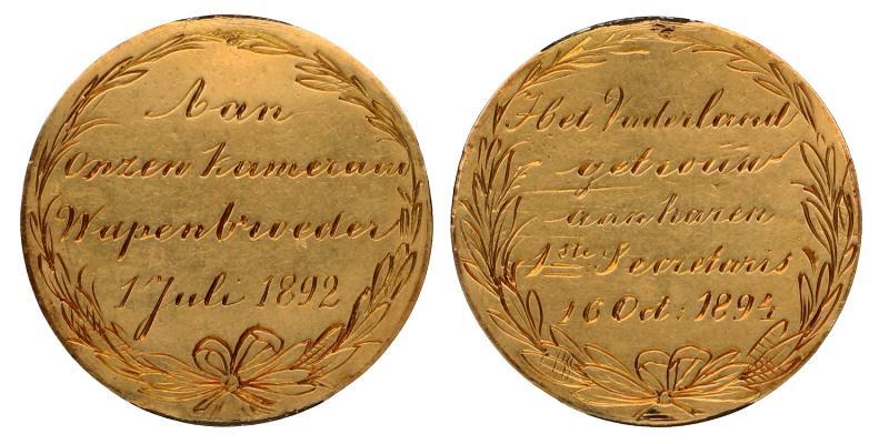 1892-1894. Geheel gegraveerde penning. Aan onzen wapenbroeder 1 juli 1992. Kz.Het Vaderland getrouw aan haren 1 ste secretaris.