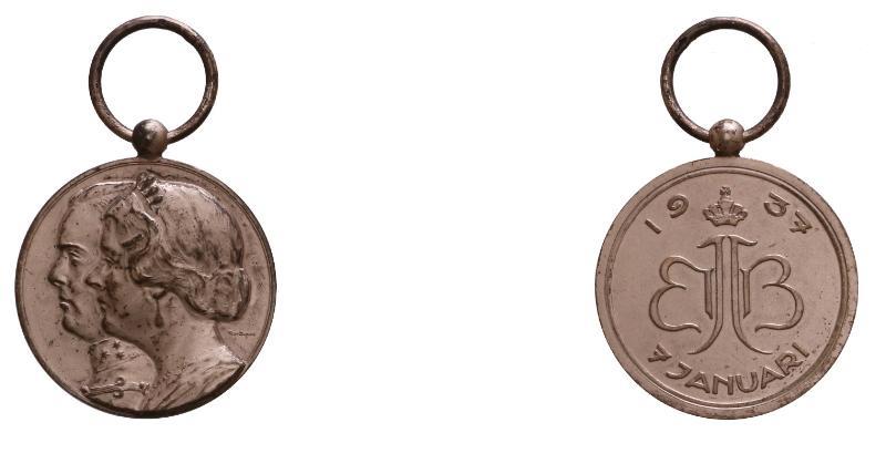 1937. Huwelijksmedaille Juliana en Bernhard.