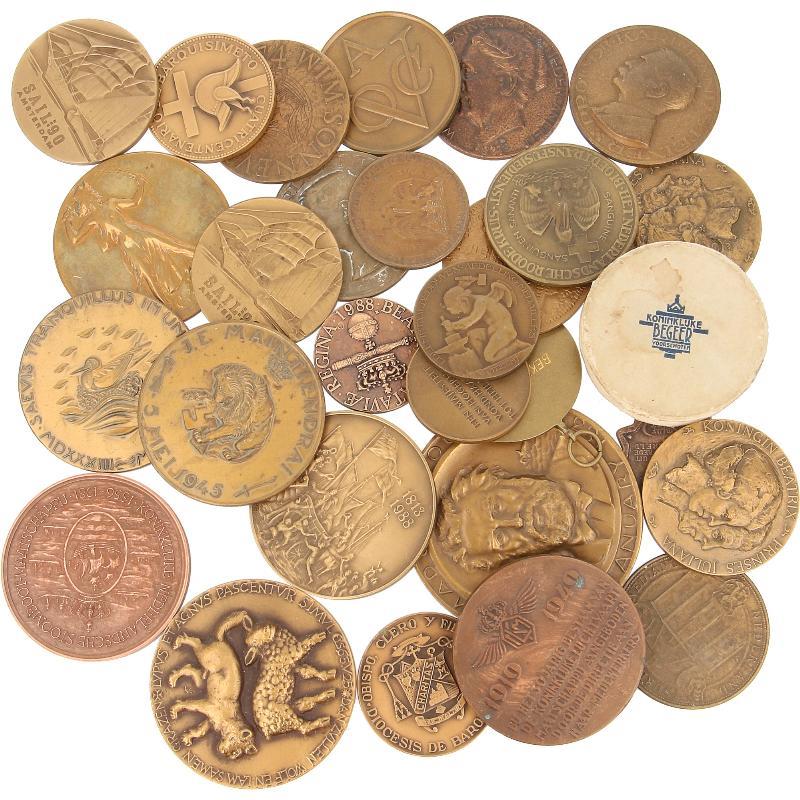 Lot (30) Vnl. Nederlandse bronzen penningen.
