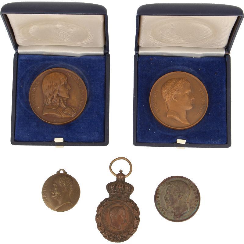 Lot (5) Frankrijk. O.a. Sint Helena medaille.