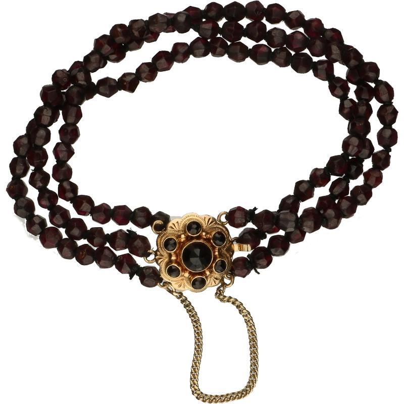 Armband van glasgranaat kralen met geelgouden sluiting bezet met glasgranaat, 14 karaat.
