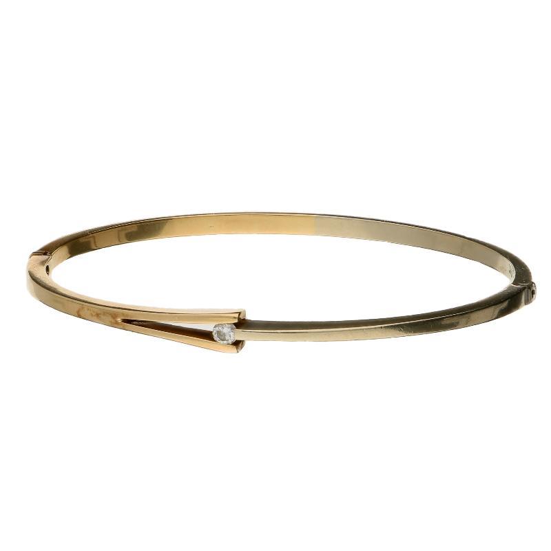 Bicolor gouden slavenarmband bezet met een briljant geslepen diamant, 14 karaat.