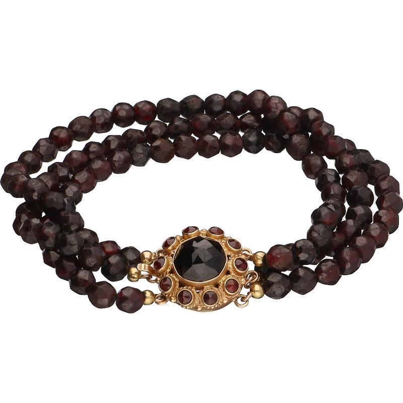 3 streng glasgranaten armband bezet met gouden slot, 14 karaat. 