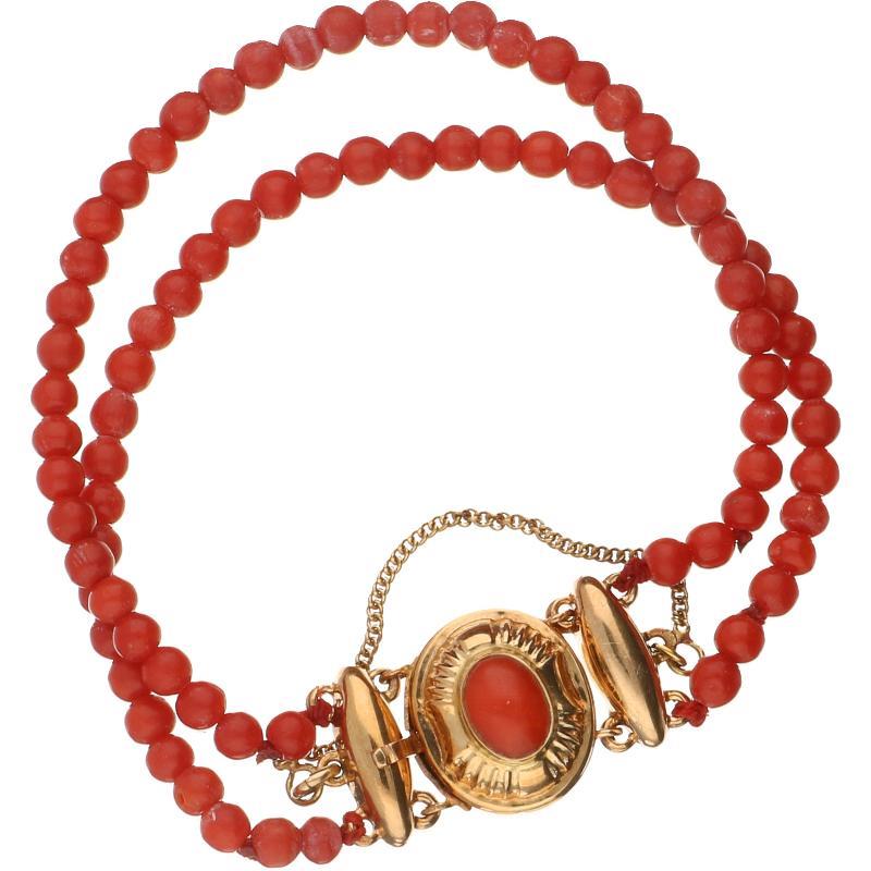 Armband van bloedkoraal kralen met geelgouden sluiting bezet met bloedkoraal, 14 karaat.