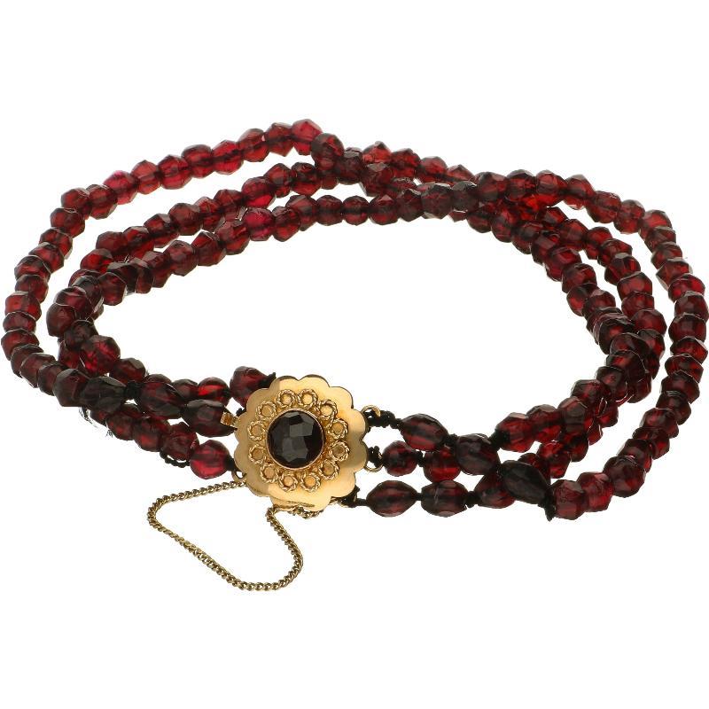 3 snoeren armband van glasgranaat met sierslot bezet met almandine, 14 karaat.