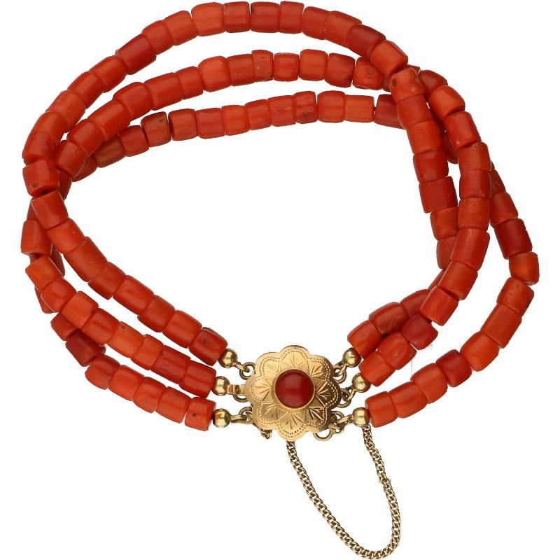 Armband van bloedkoraal kralen met geelgouden sluiting bezet met bloedkoraal, 14 karaat.