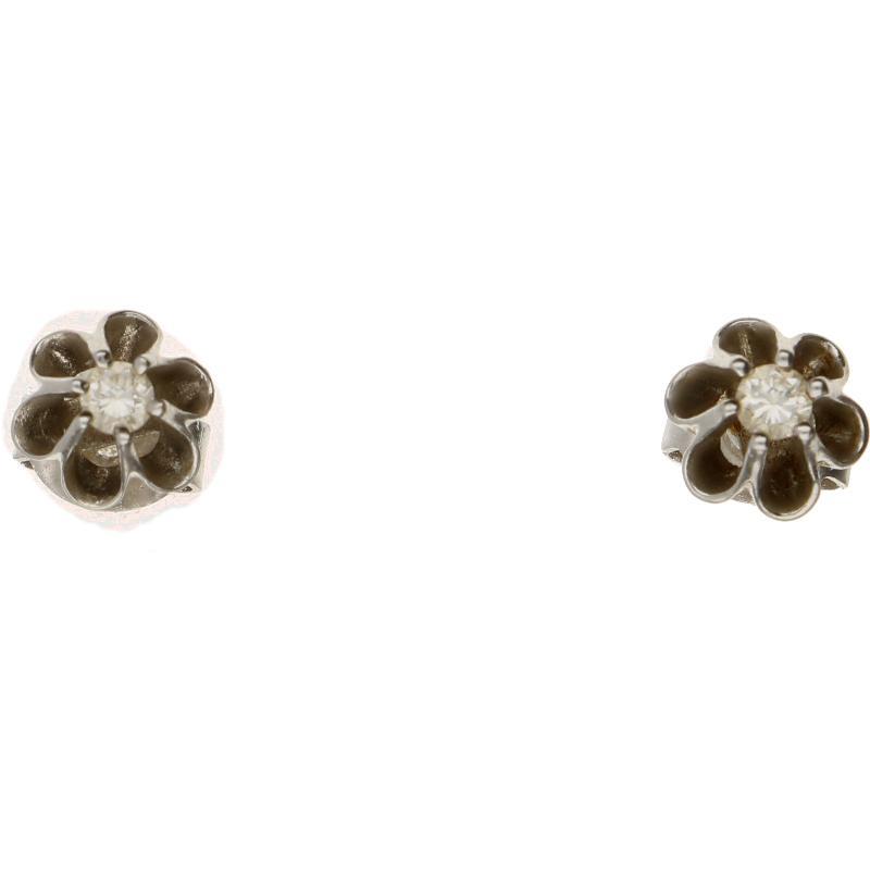 Witgouden solitair oorstekers ieder bezet met een briljant geslepen diamant, 14 karaat.