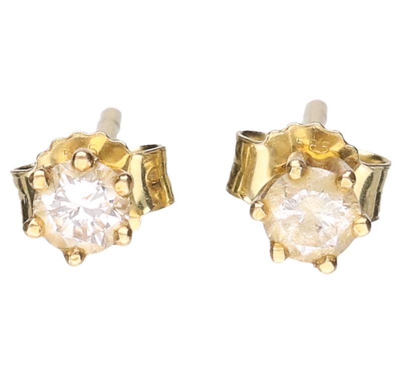 Geelgouden solitair oorstekers ieder bezet met een briljant geslepen diamant, 18 karaat.
