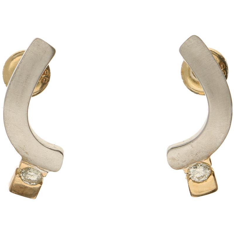 Bicolor gouden oorstekers ieder bezet met een briljant geslepen diamant, 14 karaat.