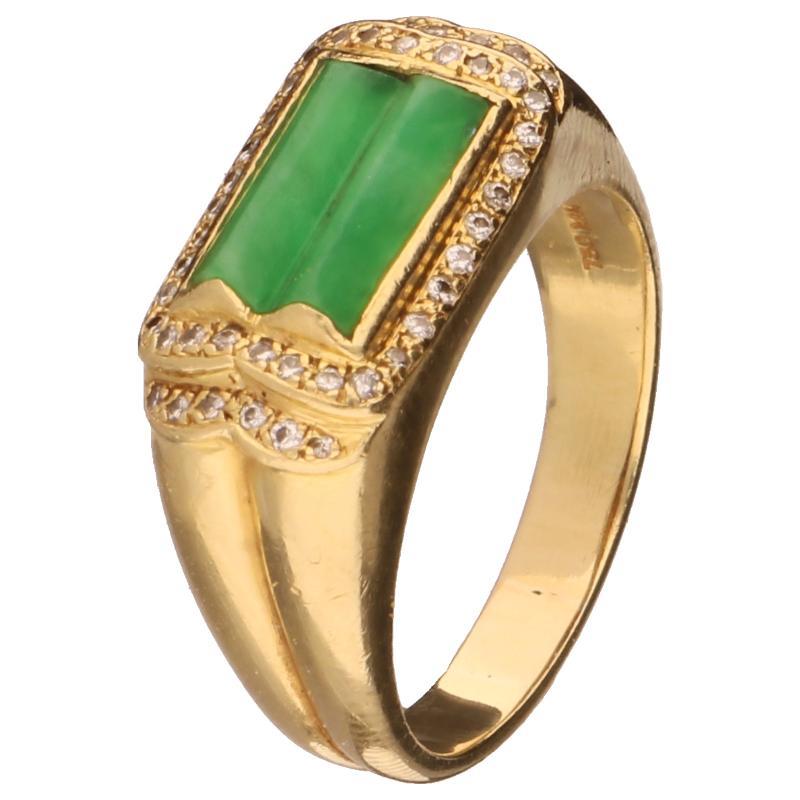 Geelgouden herenring bezet met 44 briljant geslepen diamanten en 2x jade, 18 karaat. 