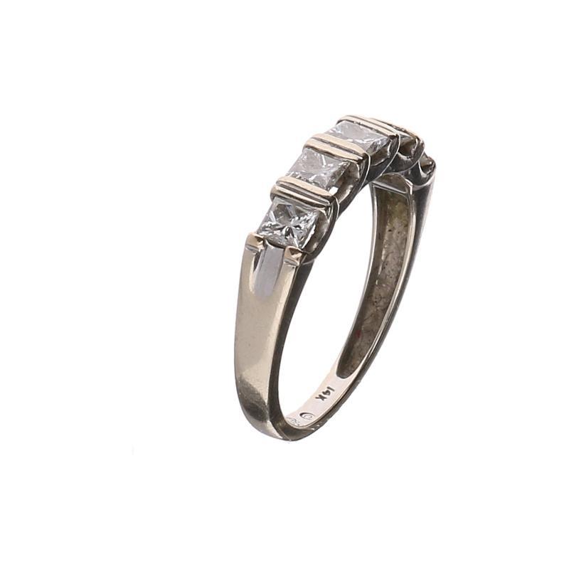 Witgouden rij ring bezet met 5 briljant geslepen diamanten, 14 karaat.