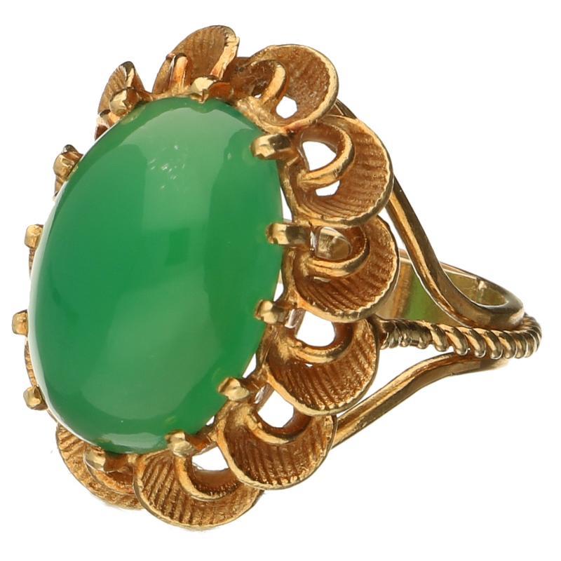 Geelgouden ring bezet met een cabochon geslepen chrysopraas, 18 karaat.