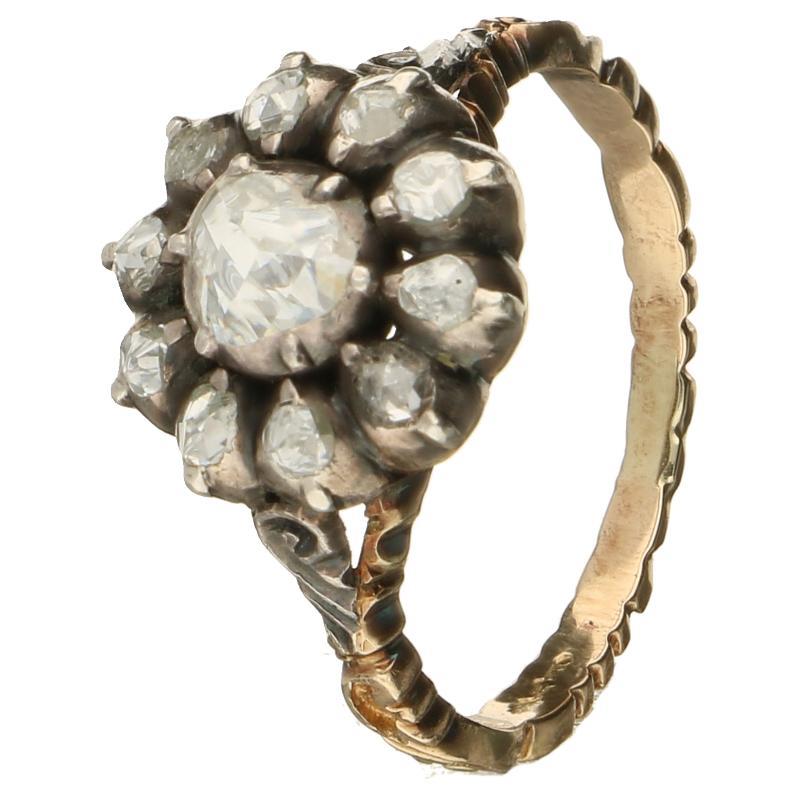 Antieke geelgouden ring met zilveren zetting en bezet met 11 roos geslepen diamanten, 14 karaat.